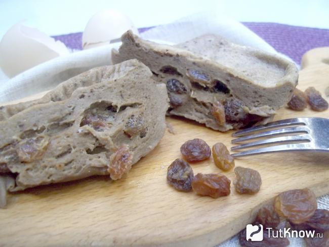 Готовый шоколадный омлет с изюмом и сметаной в микроволновке