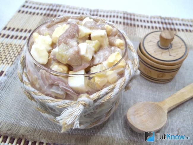Готовый грибной салат с яйцами и майонезом