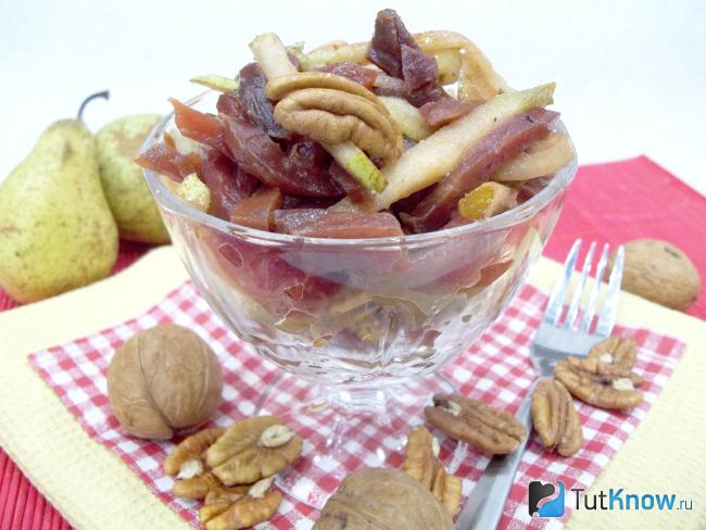 Готовый свекольный салат с пеканом и фруктами