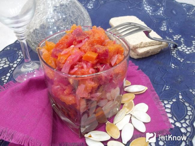 Готовый салат из моркови, тыквы и свеклы