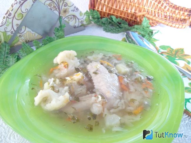 Готовый овощной суп на куриных крылышках