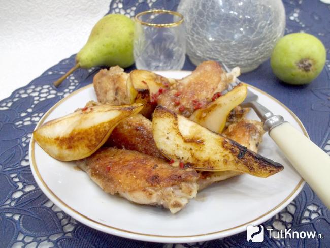 Готовые куриные крылышки с грушами