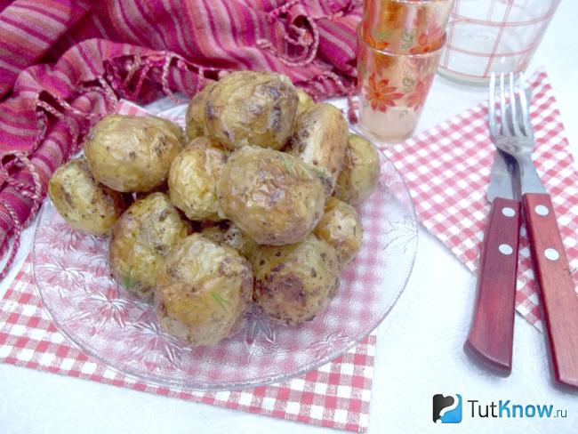 Готовая молодая картошка в масле и пряностях в духовке