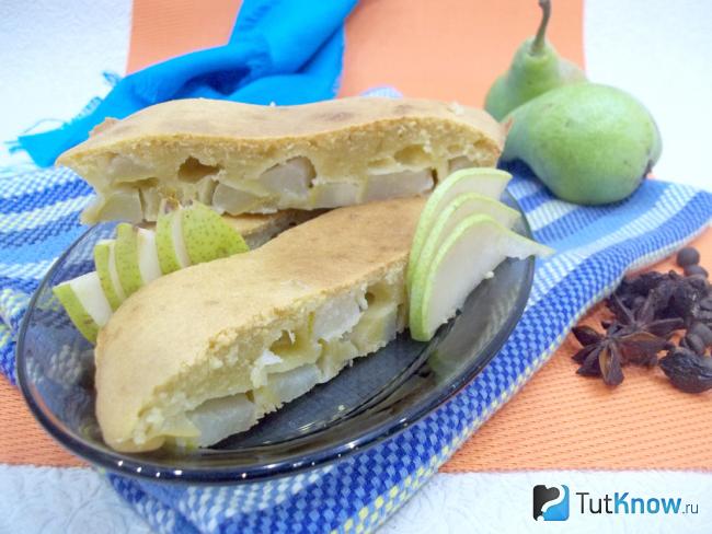 Готовый пирог на молоке с грушами