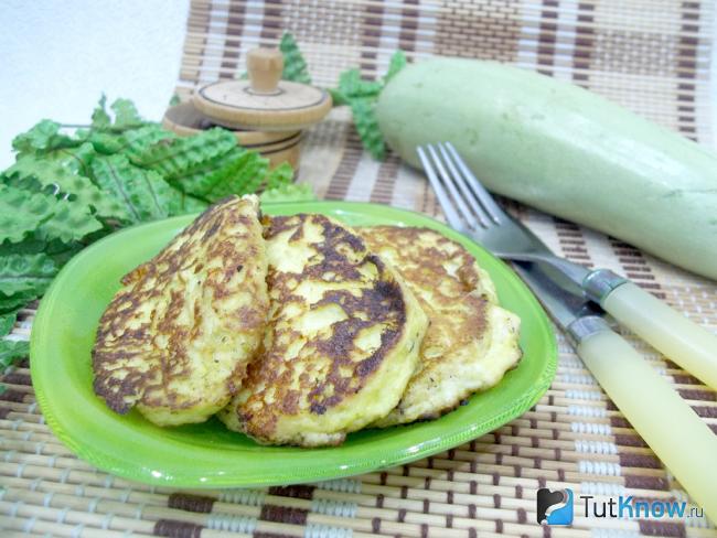 Готовые кабачковые оладьи с творогом и мукой