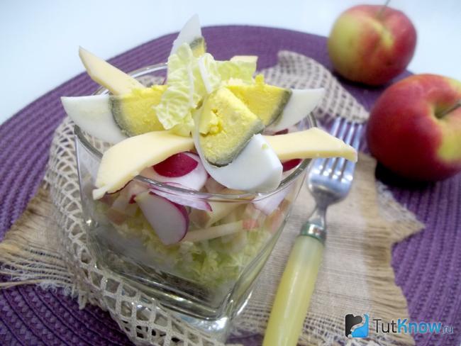 Готовый салат из пекинской капусты, редиски, яблок и сыра