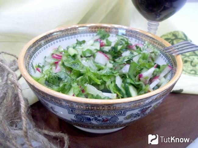 Готовый салат из щавеля, капусты, огурцов и редиски