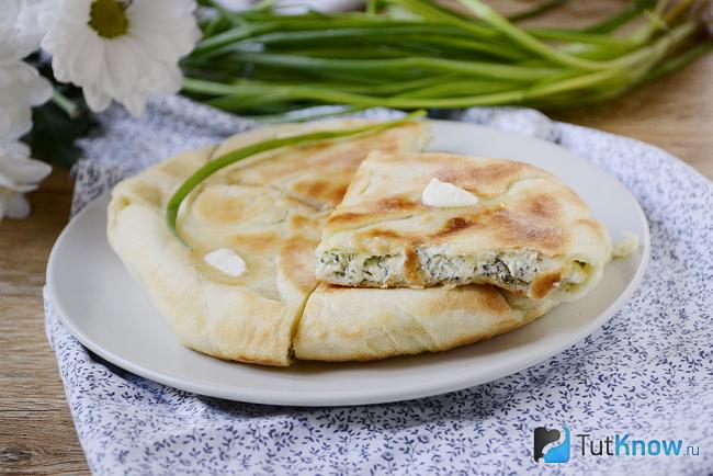 Хачапури с творогом и сыром на тарелке