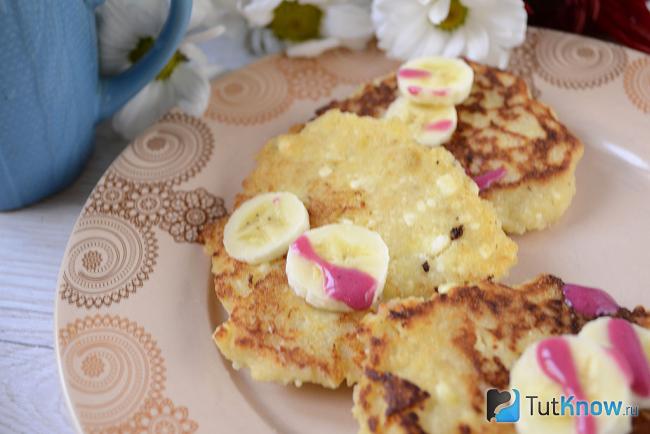 сырники с бананом и овсянкой рецепт. 1525983276 tvorozhniki na skovorode s bananom i ovsyankoy. сырники с бананом и овсянкой рецепт фото. сырники с бананом и овсянкой рецепт-1525983276 tvorozhniki na skovorode s bananom i ovsyankoy. картинка сырники с бананом и овсянкой рецепт. картинка 1525983276 tvorozhniki na skovorode s bananom i ovsyankoy. Простые в приготовление, нежные и очень вкусные творожники, готовить будем как оладьи. Возможно вы так еще не готовили, а вот и зря. В таком варианте творожные оладьи не хуже классических сырников, а вот времени на приготовление и подготовку уходит гораздо меньше. Для рецепта используют овсяные хлопья быстрого приготовления мелкого помола. Бананы для творожников лучше всего взять переспевшие, те что с тёмными пятнами на кожуре. Они самые сладкие и ароматные.