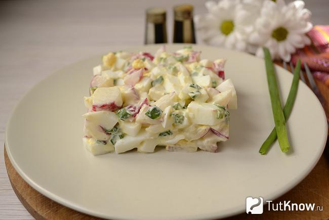 Как выглядит готовый салат из редиса с яйцом и зеленью