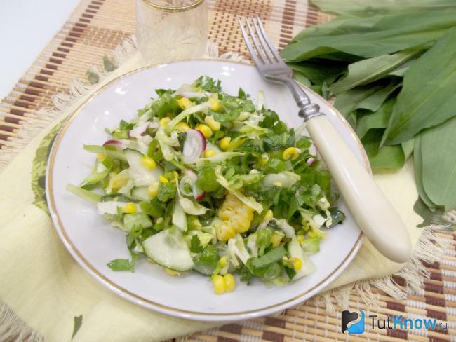 Готовый салат из черемши и кукурузы