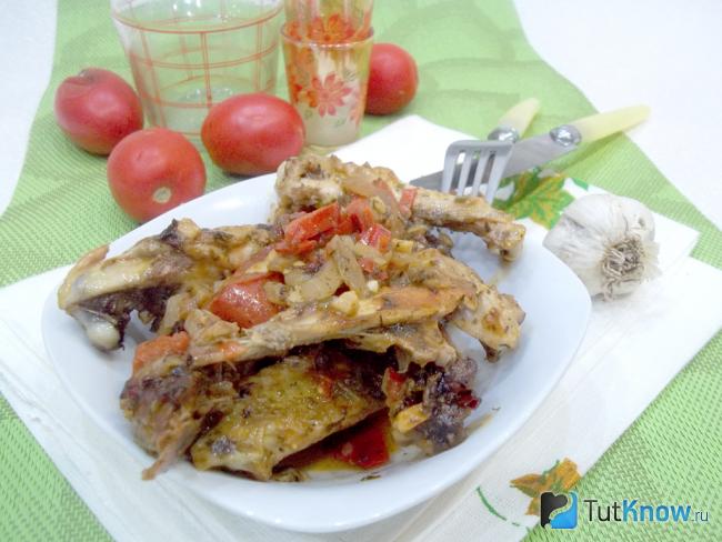 курица тушеная с помидором и перцем. 1526490032 1. курица тушеная с помидором и перцем фото. курица тушеная с помидором и перцем-1526490032 1. картинка курица тушеная с помидором и перцем. картинка 1526490032 1. В качестве куриной основы можно брать целую тушку или отдельные ее части. Подойдут крылышки, бедрышки, голени. В любом случае кушанье будет нежное и сытное. Овощи получаются сочные, а курочка мягкой, пропитанной ароматами перца и специй. На дне сковороды из овощей выделяется вкусный куриный и овощной соус, который великолепно подойдет к любому гарниру. Хотя блюдо получается само по себе очень сытным, поэтому его можно подавать и без гарнира. Отмечу, что даже вне летнего сезона, такое кушанье можете приготовить из замороженных овощей. Сладкий болгарский перец и помидоры прекрасно поддаются заморозке. Это позволит делать подобное рагу круглый год.