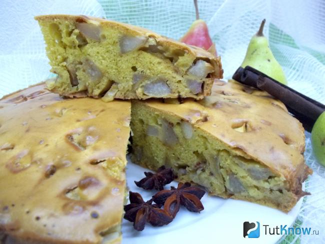Готовая шарлотка с грушами