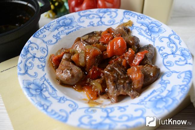 Куриные сердечки с томатной пастой и овощами крупным планом