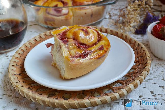 Рецепт сдобных булочек с клубникой. 1527173012 sdobnye bulochki s klubnikoy luchshiy recept. Рецепт сдобных булочек с клубникой фото. Рецепт сдобных булочек с клубникой-1527173012 sdobnye bulochki s klubnikoy luchshiy recept. картинка Рецепт сдобных булочек с клубникой. картинка 1527173012 sdobnye bulochki s klubnikoy luchshiy recept. Когда вы работаете со свежими дрожжами первое что нужно сделать — опару. Воду подогрейте, она должна быть теплой, но не горячей. Половину порции воды вылейте в миску и добавьте свежие дрожжи. Хорошо перемешайте, до полного их растворения.