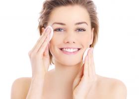 Как правильно очищать кожу лица: этапы и ошибки