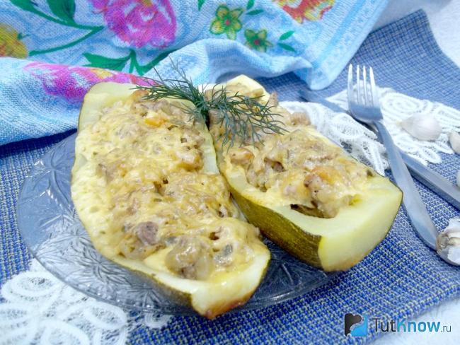 Готовые лодочки из кабачков фаршированные мясом под сырной корочкой