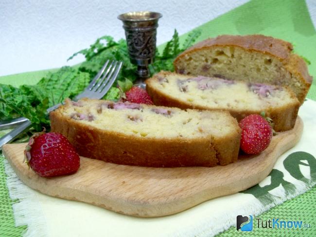 Готовый кекс на пиве с клубникой