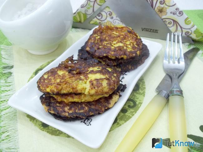 Готовые оладьи из кабачков и сыра