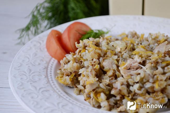 Гречка с тушенкой и морковкой крупным планом