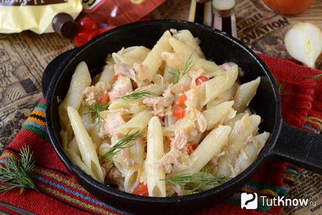 Макароны по-флотски с тушенкой и овощами на сковороде
