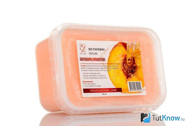 Упаковка косметического парафина на белом фоне