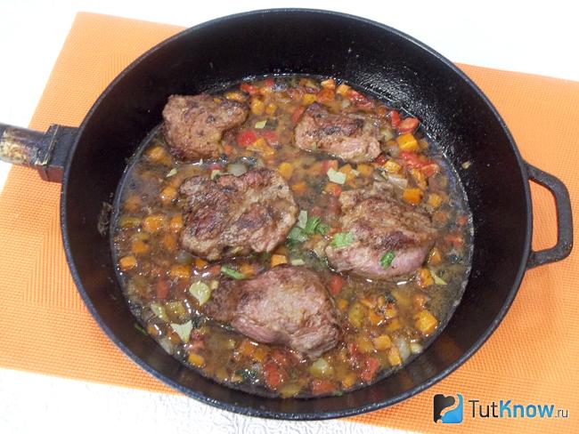 Готовая телятина тушеная с овощами