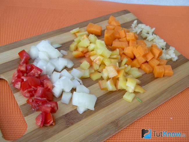 Все овощи очищены и нарезаны кубиками