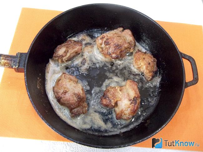Мясо обжарено в сковороде