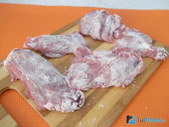 Мясо нарезано кусками и панированно в муке