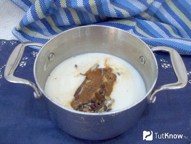 Молоко соединено с сахаром, какао и пряностями