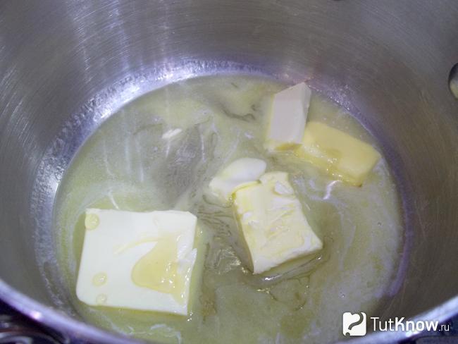 Масло растоплено в кастрюле