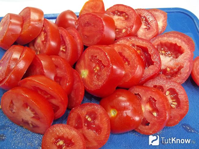 Помидоры нарезаны полукольцами