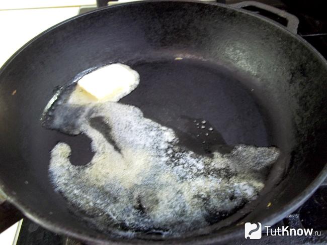 Масло растоплено на сковороде