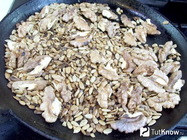 Грецкие орехи и семечки обжарены в сковороду