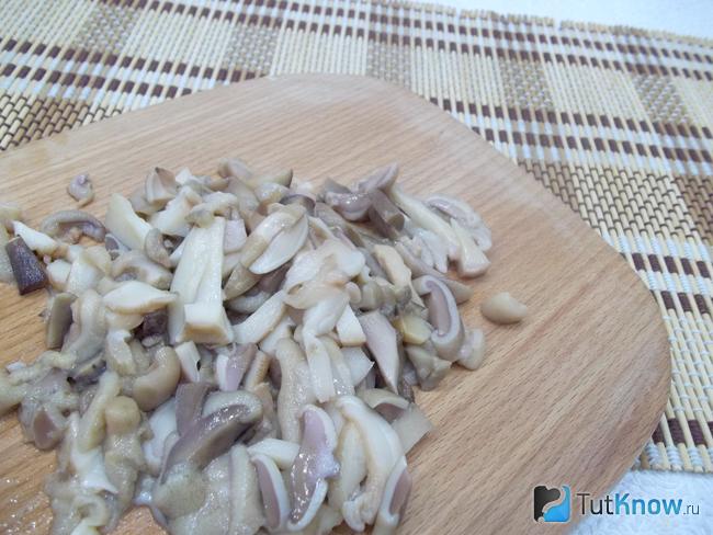 Грибы нарезаны соломкой