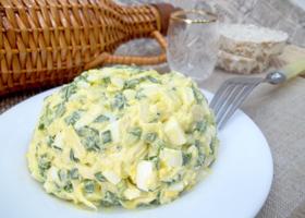 Как приготовить яичный салат с сыром и зеленым луком