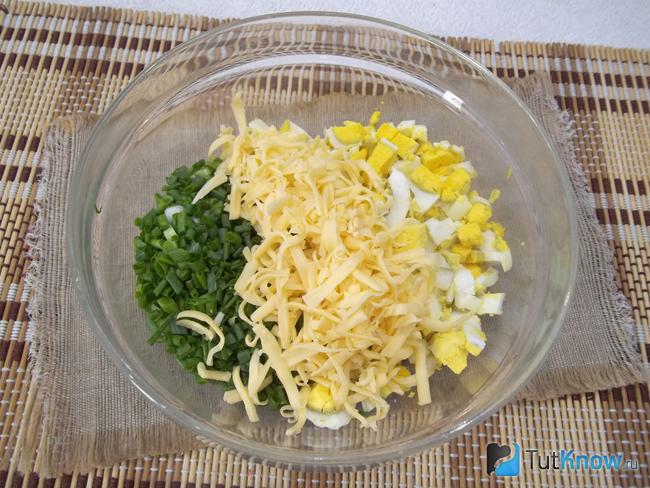 Яйца соединены с сыром и сырной стружкой