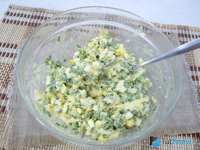 Готовый яичный салат с сыром и зеленым луком
