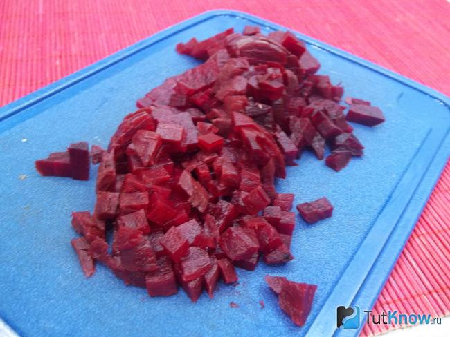 Отварная свекла очищена и нарезана кубиками