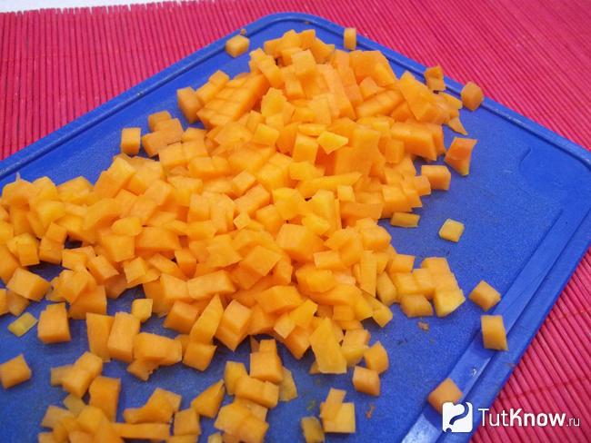 Отварная морковь очищена и нарезана кубиками