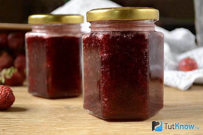Банки с клубничным джемом, заготовленным на зиму
