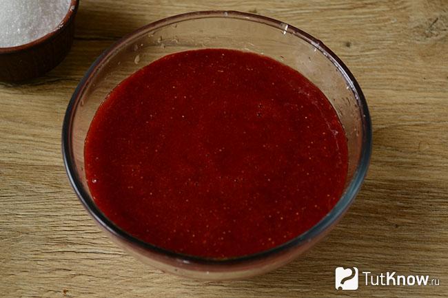 Клубника измельчена до состояния пюре