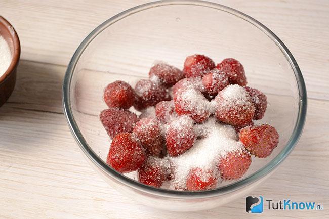 Клубника посыпана сахаром
