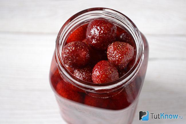Стеклянная банка заполнена клубникой