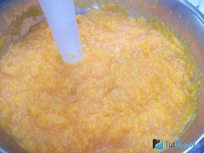 Отваренная тыква, морковь, лук и чеснок измельчены блендером