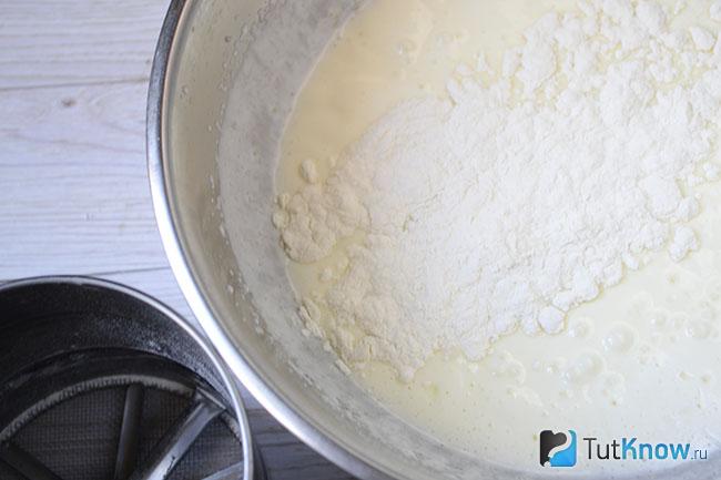 Маффины с клубникой сметана. 1528457023 2. Маффины с клубникой сметана фото. Маффины с клубникой сметана-1528457023 2. картинка Маффины с клубникой сметана. картинка 1528457023 2. Маффины с клубникой, со сметанным кремом и шоколадной глазурью – отличная выпечка к чаю или кофе. Готовятся такие маффины очень быстро. И есть еще один плюс, готовя кексы, вы не будете пачкать руки, чтобы замесить тесто, так как оно будет по консистенции, как густая сметана.