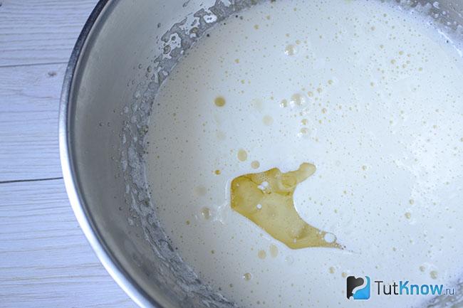 Маффины с клубникой сметана. 1528457053 1. Маффины с клубникой сметана фото. Маффины с клубникой сметана-1528457053 1. картинка Маффины с клубникой сметана. картинка 1528457053 1. Маффины с клубникой, со сметанным кремом и шоколадной глазурью – отличная выпечка к чаю или кофе. Готовятся такие маффины очень быстро. И есть еще один плюс, готовя кексы, вы не будете пачкать руки, чтобы замесить тесто, так как оно будет по консистенции, как густая сметана.