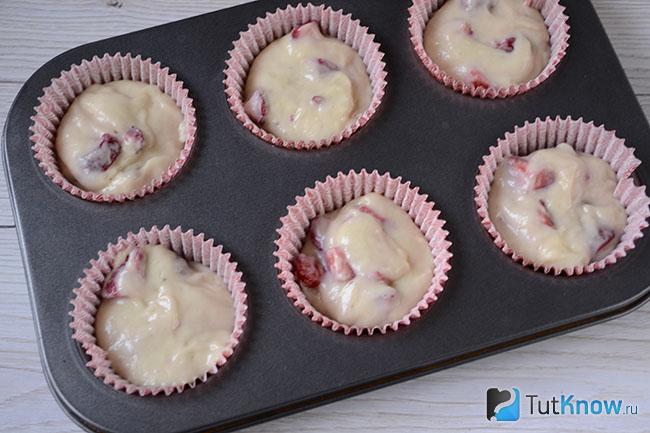 Маффины с клубникой сметана. 1528457053 4. Маффины с клубникой сметана фото. Маффины с клубникой сметана-1528457053 4. картинка Маффины с клубникой сметана. картинка 1528457053 4. Маффины с клубникой, со сметанным кремом и шоколадной глазурью – отличная выпечка к чаю или кофе. Готовятся такие маффины очень быстро. И есть еще один плюс, готовя кексы, вы не будете пачкать руки, чтобы замесить тесто, так как оно будет по консистенции, как густая сметана.