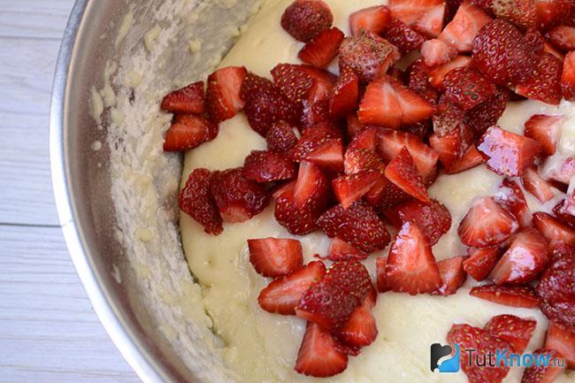 Маффины с клубникой сметана. 1528457080 3. Маффины с клубникой сметана фото. Маффины с клубникой сметана-1528457080 3. картинка Маффины с клубникой сметана. картинка 1528457080 3. Маффины с клубникой, со сметанным кремом и шоколадной глазурью – отличная выпечка к чаю или кофе. Готовятся такие маффины очень быстро. И есть еще один плюс, готовя кексы, вы не будете пачкать руки, чтобы замесить тесто, так как оно будет по консистенции, как густая сметана.